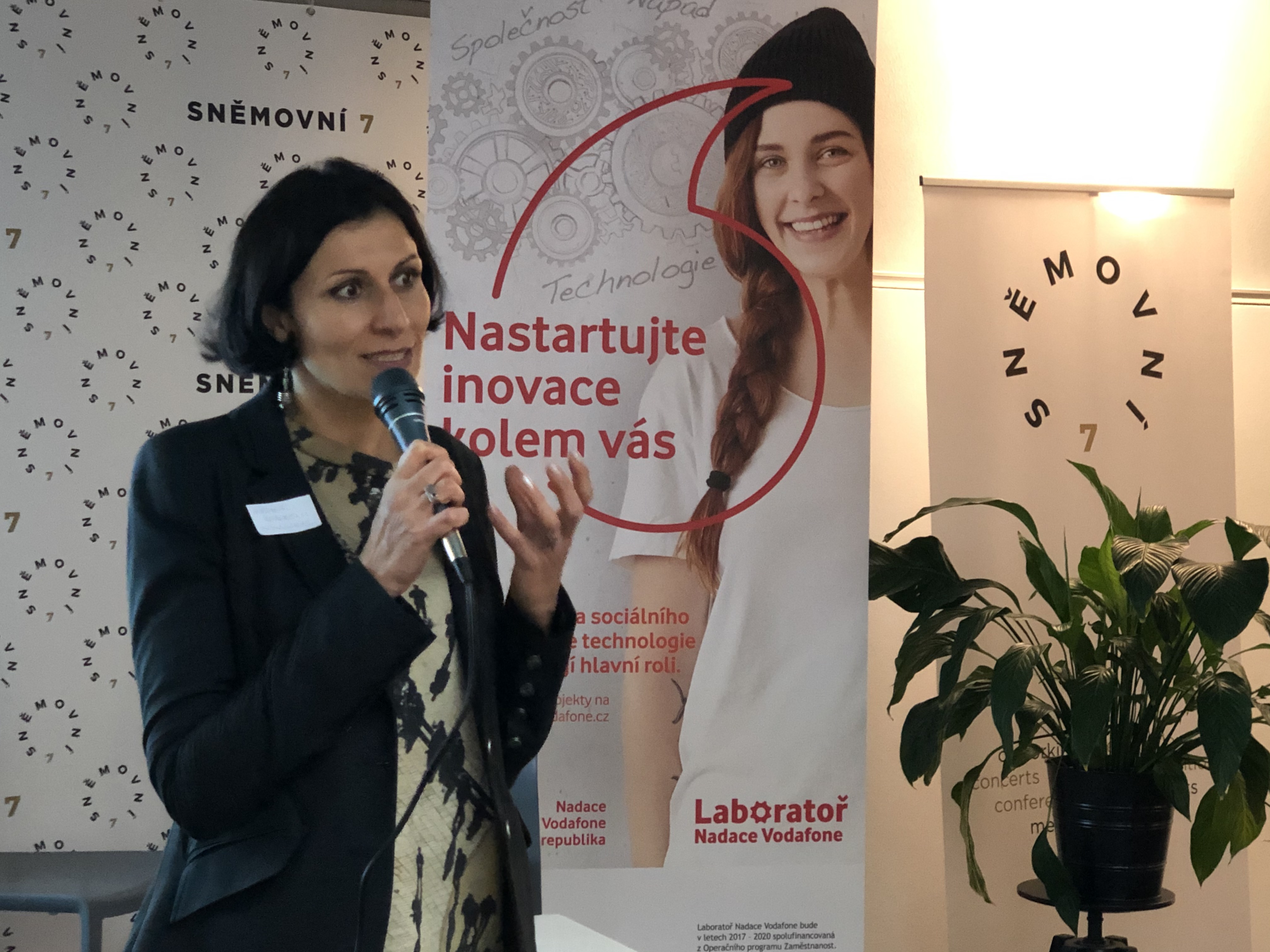 Adriana Dergam z Nadace Vodafone vítá účastníky kulatého stolu sociálních inovací