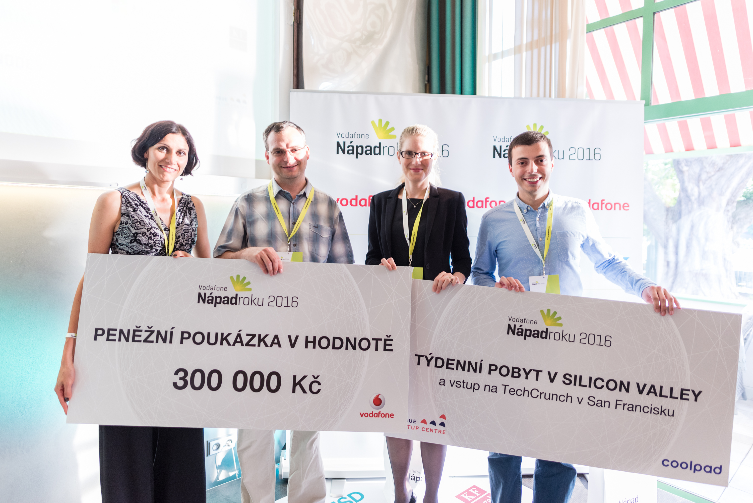 Vítěz Vodafone Nápad roku 2016 Pavel Konečný a Filip Sedlák s projektem Neuron Soundware, cenu předala Jana Žůrková a Adriana Dergam z Vodafone